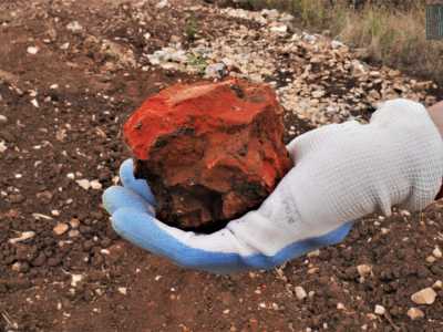 ...e nuclei di materiale rossastro con dei segni di stacco, da cui cio� sono stati ricavati altri frammenti pi� piccoli utili alla creazione di grattatoi, bulini e punte